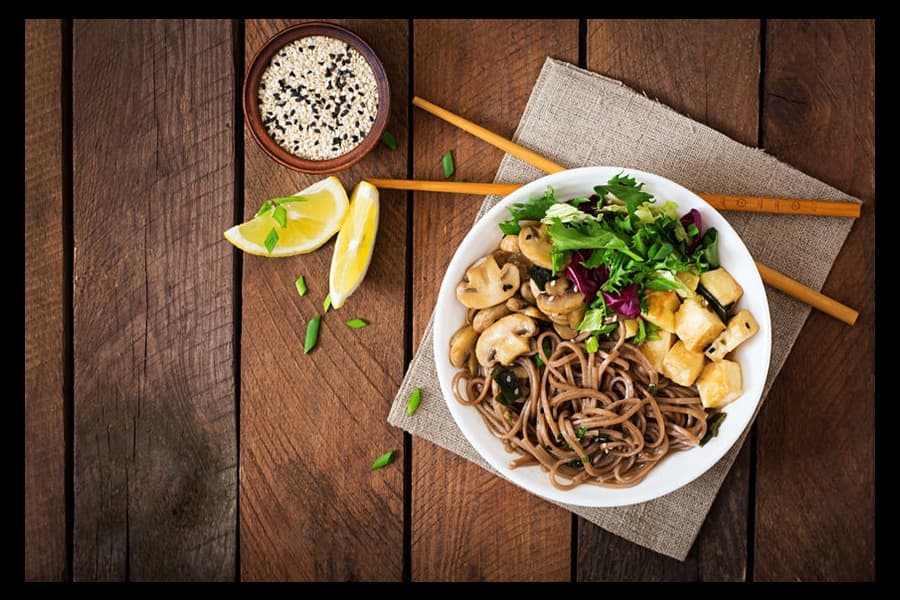 パクチーを添えたタイ風蕎麦麺